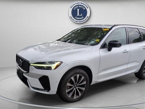 Crystal White 2023 Volvo XC60 B5 Plus Dark Theme