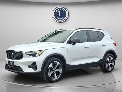 2025 Volvo XC40 B5 Plus Dark Theme