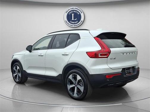2025 Volvo XC40 B5 Plus Dark Theme
