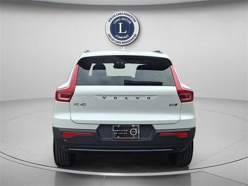 2025 Volvo XC40 B5 Plus Dark Theme