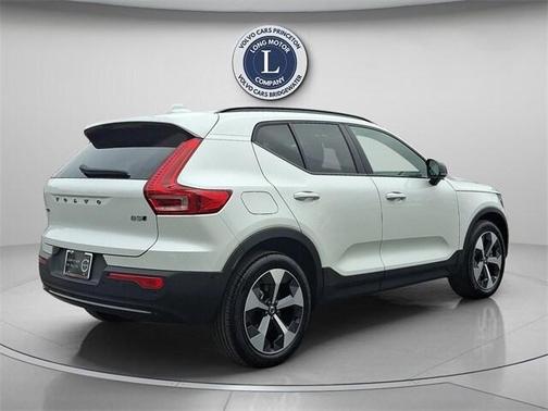 2025 Volvo XC40 B5 Plus Dark Theme