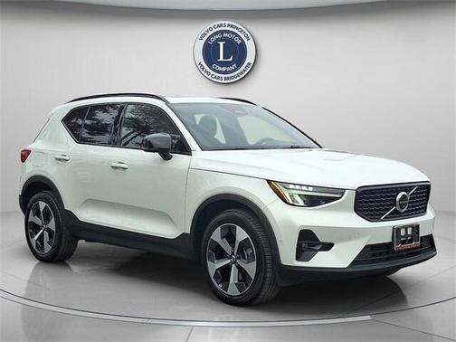 2025 Volvo XC40 B5 Plus Dark Theme