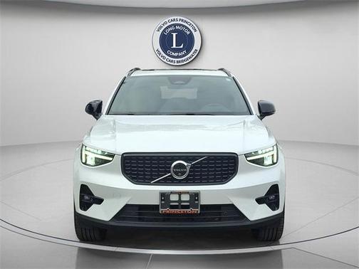 2025 Volvo XC40 B5 Plus Dark Theme