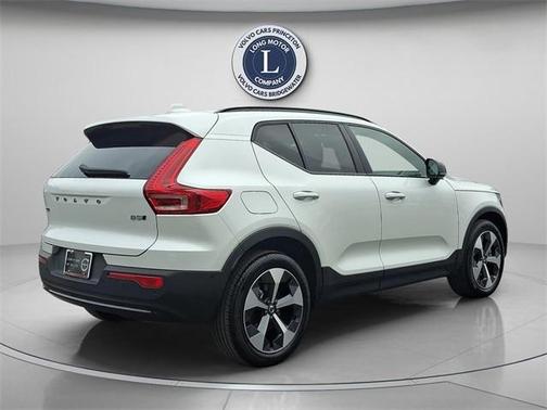 2025 Volvo XC40 B5 Plus Dark Theme