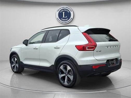 2025 Volvo XC40 B5 Plus Dark Theme