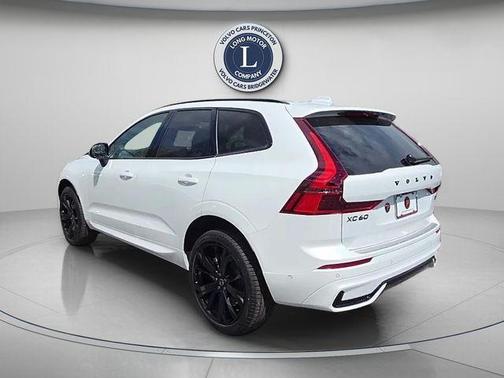 Crystal White 2026 Volvo XC60 B5 Ultra Black Edition