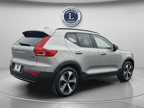 2025 Volvo XC40 B5 Plus Dark Theme
