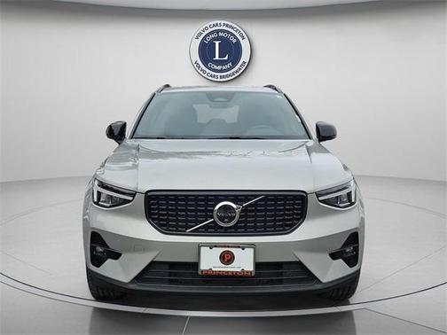 2025 Volvo XC40 B5 Plus Dark Theme