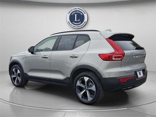 2025 Volvo XC40 B5 Plus Dark Theme