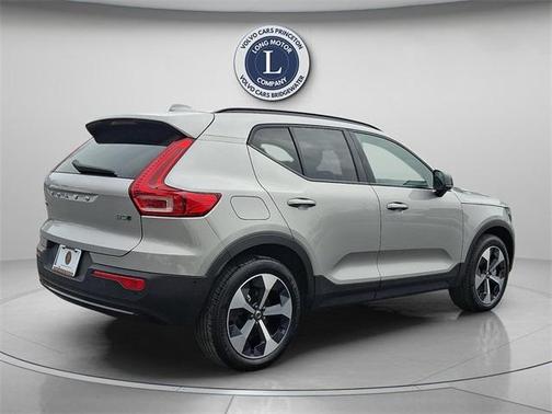 2025 Volvo XC40 B5 Plus Dark Theme