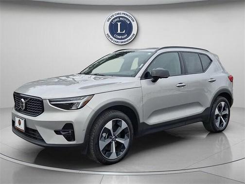 2025 Volvo XC40 B5 Plus Dark Theme