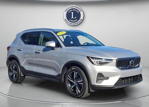 2025 Volvo XC40 B5 Plus Dark Theme
