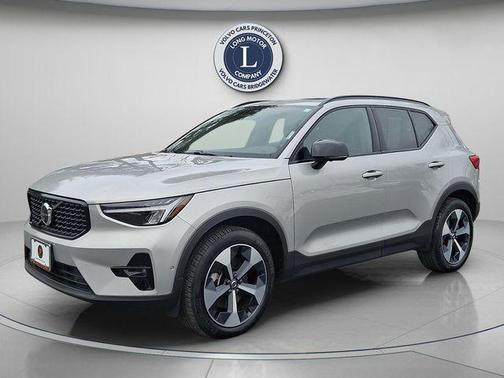2025 Volvo XC40 B5 Plus Dark Theme