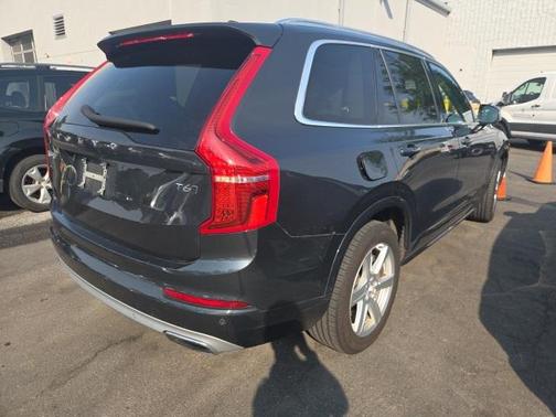 2021 Volvo XC90 T6 Momentum