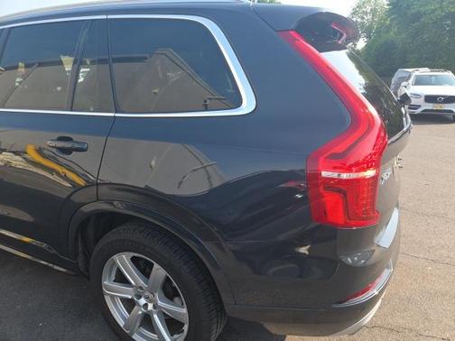 2021 Volvo XC90 T6 Momentum