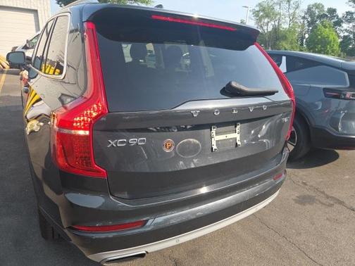 2021 Volvo XC90 T6 Momentum