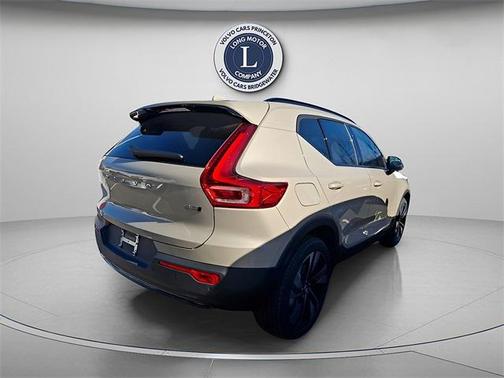 2025 Volvo XC40 B5 Ultra Dark Theme