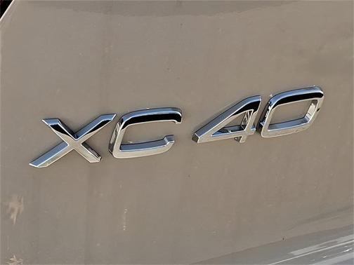 2025 Volvo XC40 B5 Ultra Dark Theme