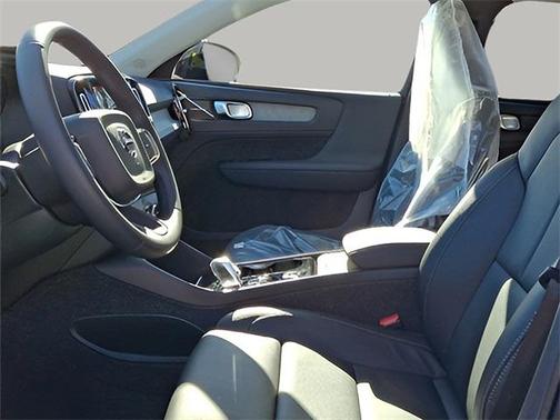 2025 Volvo XC40 B5 Ultra Dark Theme