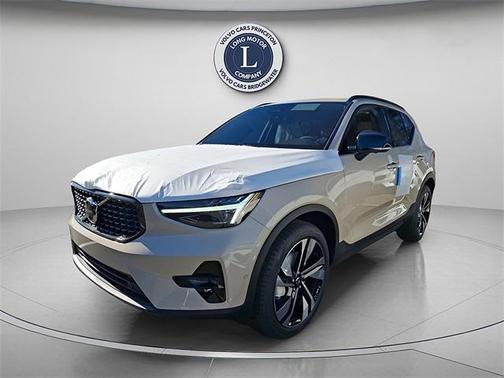 2025 Volvo XC40 B5 Ultra Dark Theme