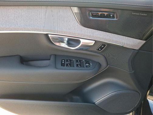 Onyx Black Metallic 2026 Volvo XC90 B6 Ultra 7-Seater