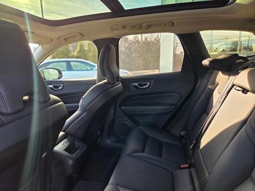 2025 Volvo XC60 B5 Plus