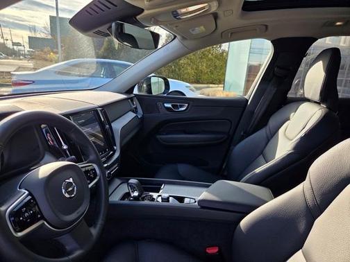 2025 Volvo XC60 B5 Plus