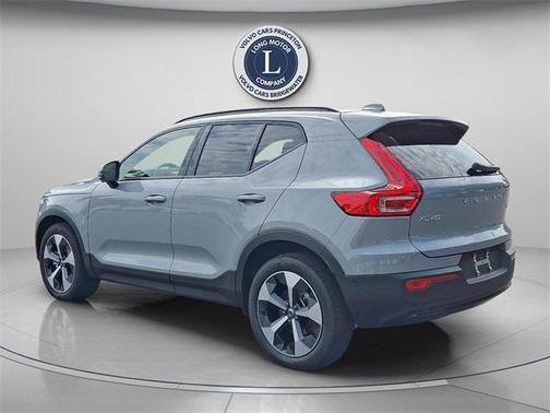 2025 Volvo XC40 B5 Plus Dark Theme