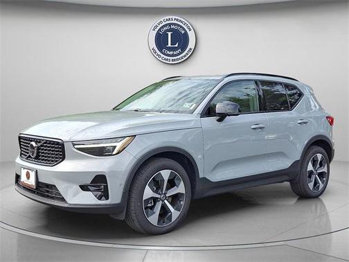 2025 Volvo XC40 B5 Plus Dark Theme