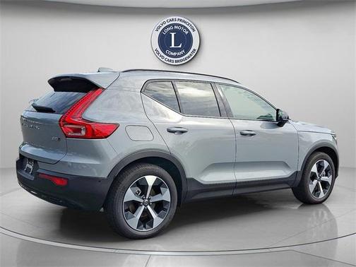 2025 Volvo XC40 B5 Plus Dark Theme