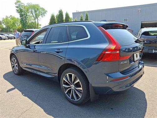 2022 Volvo XC60 B5 Momentum