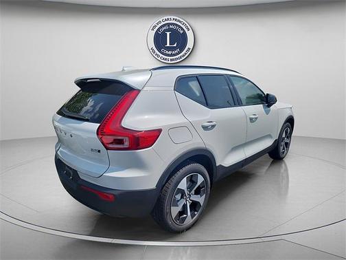 2025 Volvo XC40 B5 Plus Dark Theme