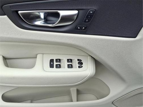2025 Volvo XC60 B5 Core