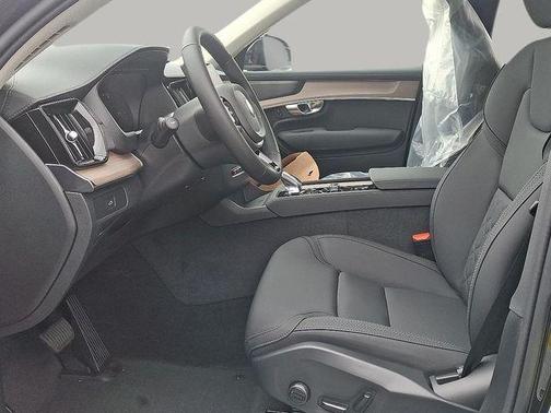 Onyx Black Metallic 2026 Volvo XC90 B6 Plus 7-Seater