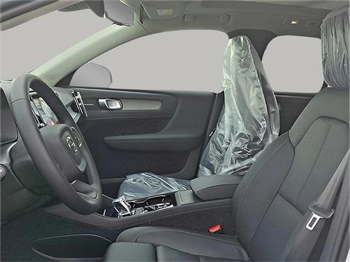 2025 Volvo XC40 B5 Plus Bright Theme