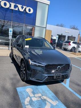 4 DR 2025 Volvo XC60 B5 Plus