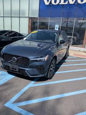 4 DR 2025 Volvo XC60 B5 Plus