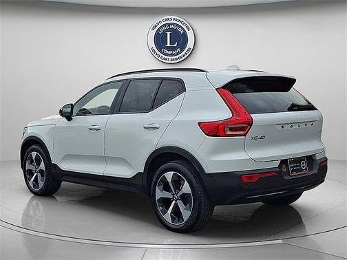 2025 Volvo XC40 B5 Plus Dark Theme