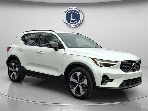 2025 Volvo XC40 B5 Plus Dark Theme