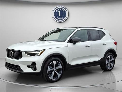 2025 Volvo XC40 B5 Plus Dark Theme