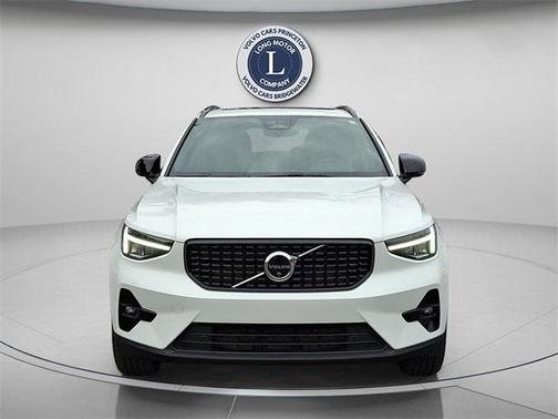 2025 Volvo XC40 B5 Plus Dark Theme