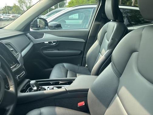 2025 Volvo XC40 B5 Plus Bright Theme