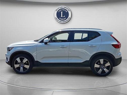 2022 Volvo XC40 T5 Momentum