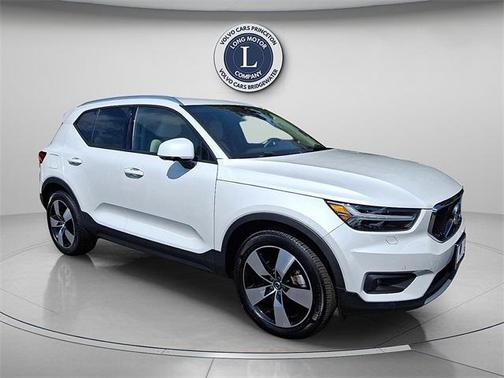 2022 Volvo XC40 T5 Momentum