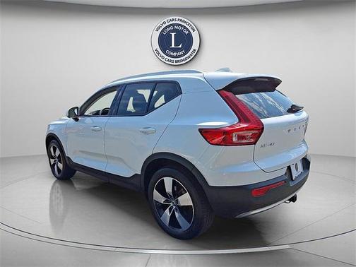 2022 Volvo XC40 T5 Momentum