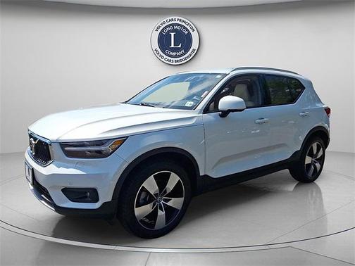 2022 Volvo XC40 T5 Momentum