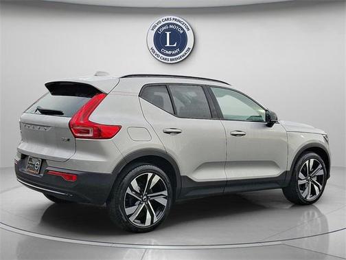 2025 Volvo XC40 B5 Plus Dark Theme
