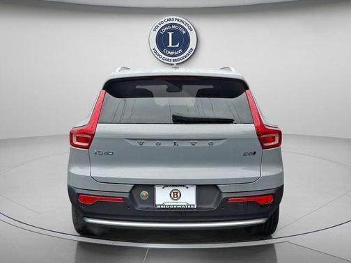 4 DR 2025 Volvo XC40 B5 Core Bright Theme