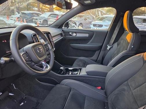 2025 Volvo XC40 B5 Plus Bright Theme