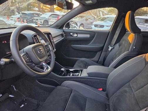 2025 Volvo XC40 B5 Plus Bright Theme